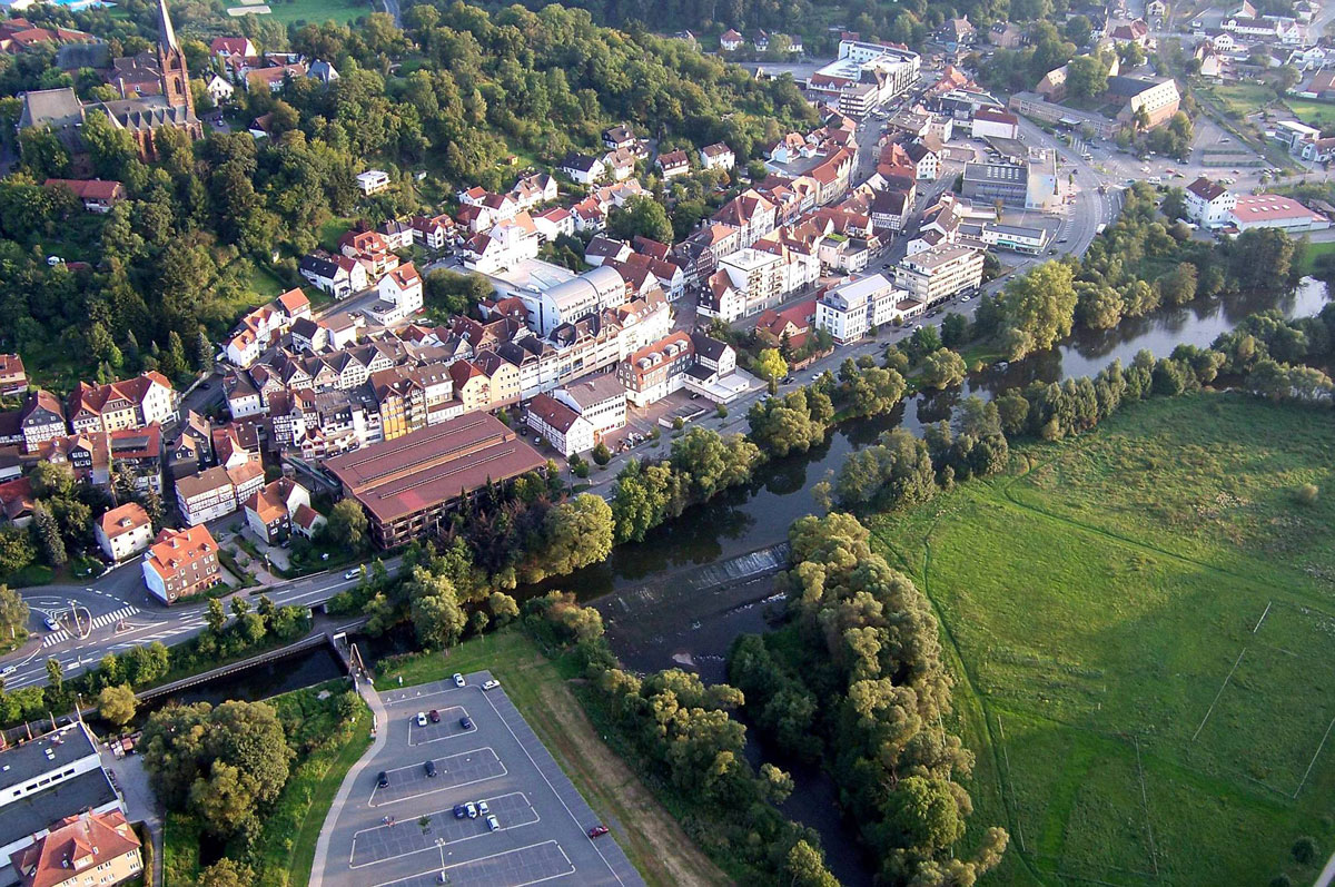 Luftbild Frankenberg (Eder) mit Wehr und Wehrweide